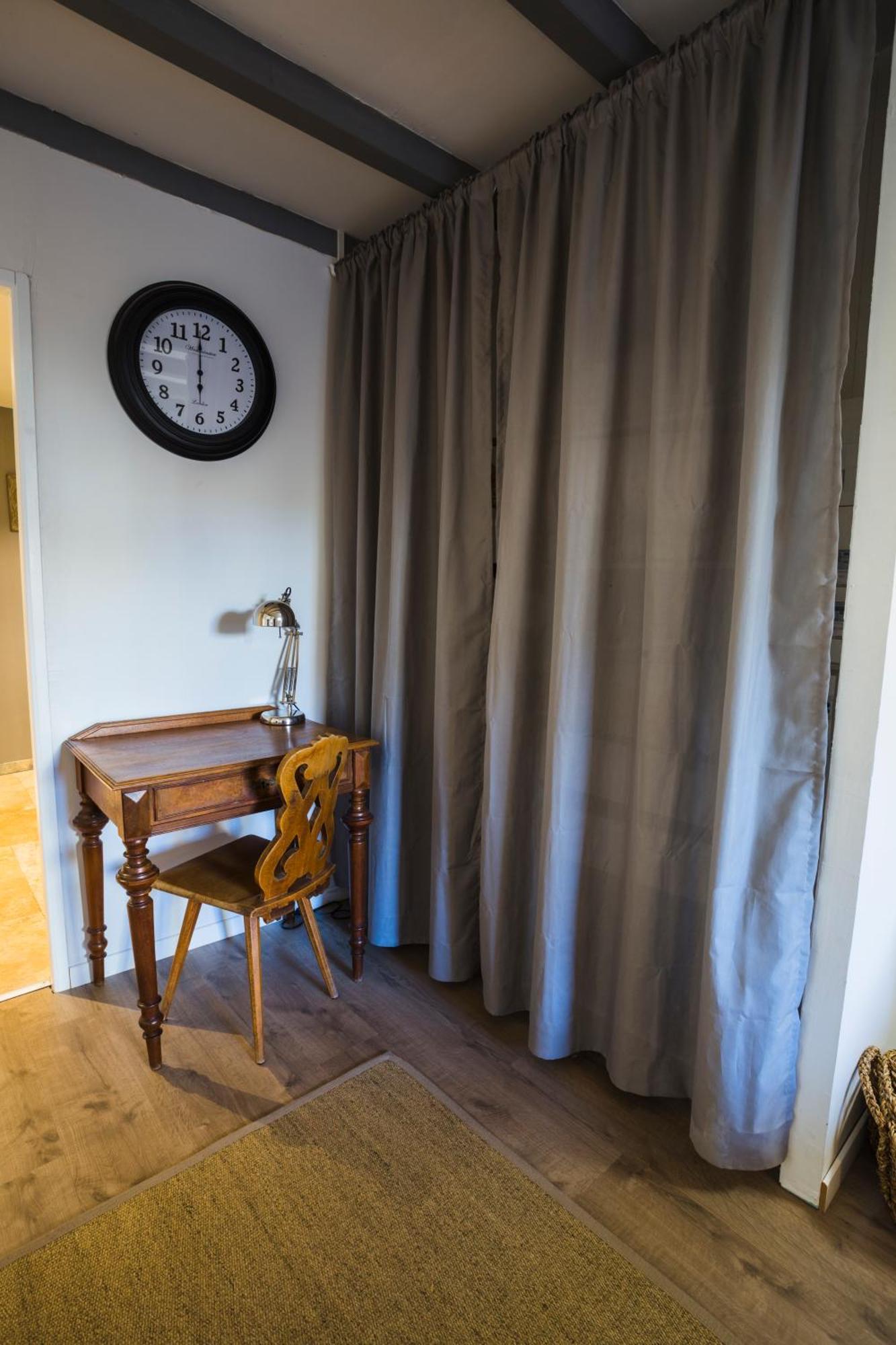 Meubles De Tourisme Griotte Et Cannelle Daire Bergbieten Oda fotoğraf